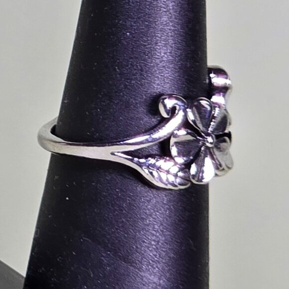 Triple Flower Band Ring With Leaf Details Size 7.25 (NWOT) - Picture 3 of 6